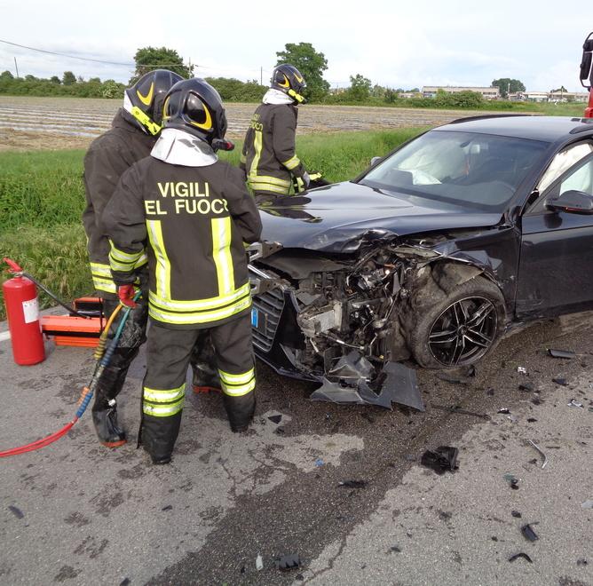 Volano con l’auto nel canale