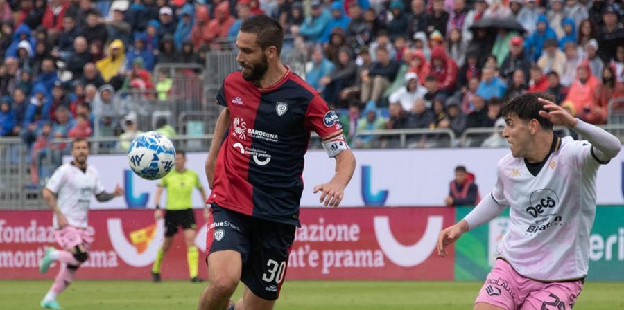 
	Pavoletti in azione, lo contrasta il palermitano Buttaro

