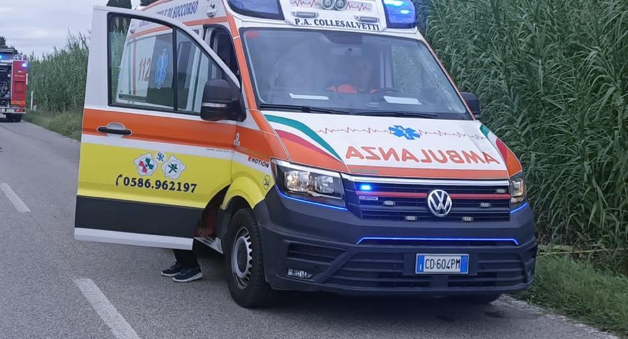 
	L'ambulanza della Pubblica assistenza di Collesalvetti sul posto (foto d'archivio)


