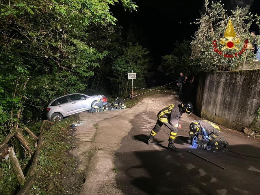 Prato, sbaglia la manovra e con l’auto rischia di finire nel fiume