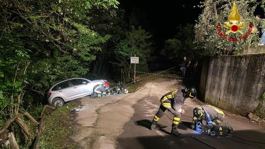 Prato, sbaglia la manovra e con l’auto rischia di finire nel fiume
