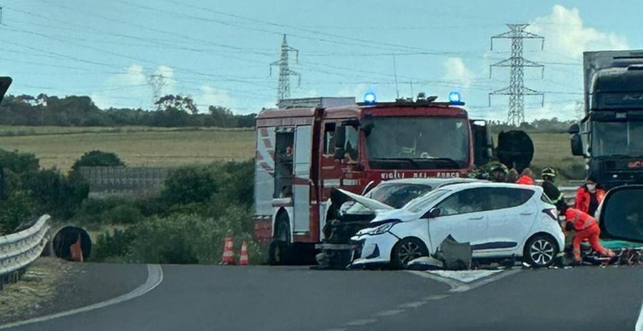 Scontro sulla 131: 5 persone coinvolte senza gravi conseguenze