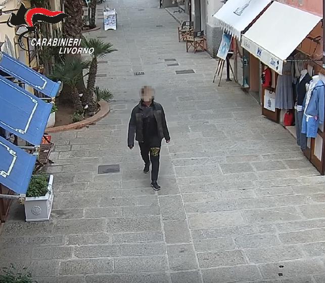 Nella foto sopra (fornita dai carabinieri) il 28enne ai domiciliari mentre passeggia in centro a Porto Azzurro