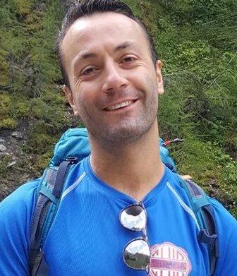 Folla commossa per l’addio a Filippo. Sulla bara il “22” con il quale gareggiava