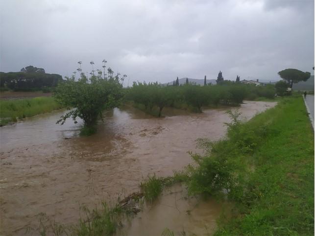 
	In localit&agrave; Vallerotana esondazione del torrente Il Bottegone nei campi di un&rsquo;azienda

