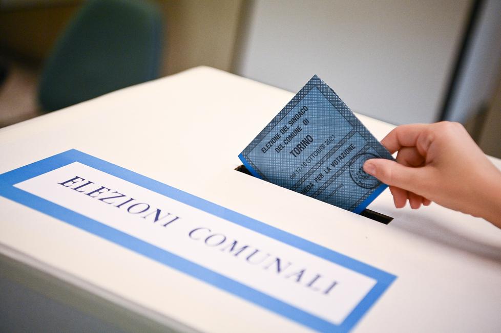 Comunali, l’affluenza ai seggi è in calo. Si vota fino alle 15, oggi può recuperare