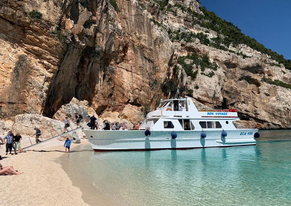 Escursioni nelle cale di Baunei da oggi ripartono le motonavi 