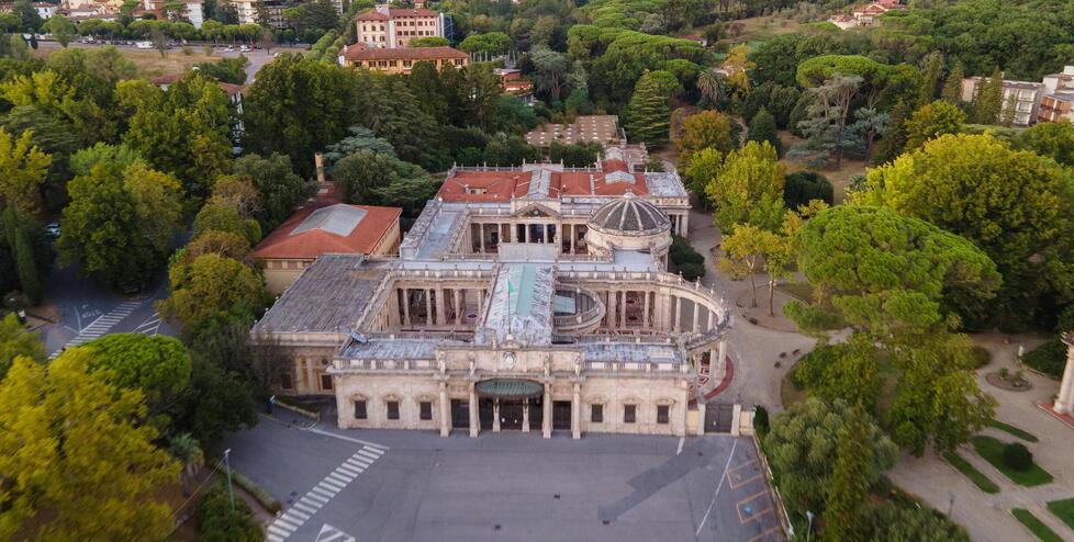 Nella foto di Nucci lo stabilimento termale Tettuccio