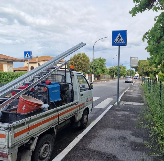 I lavori di installazione della nuova segnaletica a Rispescia