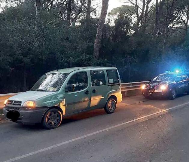 
	Il Fiat Dobl&ograve; rubato e utilizzato per la fuga fu trovato dai carabinieri lungo la strada delle Collacchie

