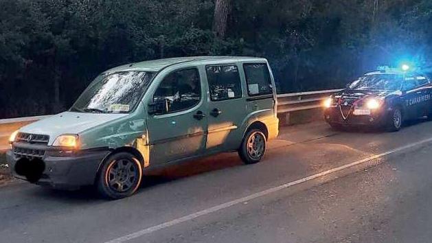 Il Fiat Doblò rubato e utilizzato per la fuga fu trovato dai carabinieri lungo la strada delle Collacchie