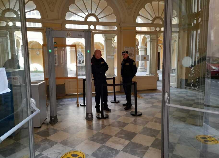 L’ingresso del tribunale penale di Livorno (foto d’archivio)