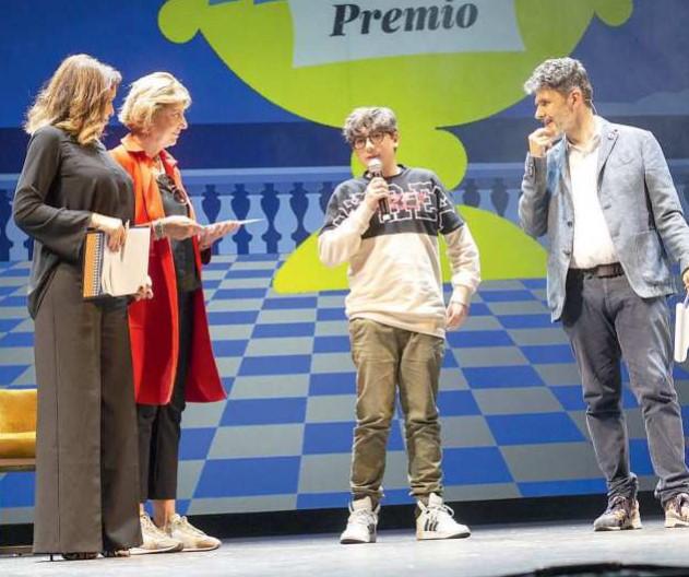 
	Samuele Palumbo, vincitore del nostro concorso, premiato sul palco del Festival (foto Stefanini/Silvi)

