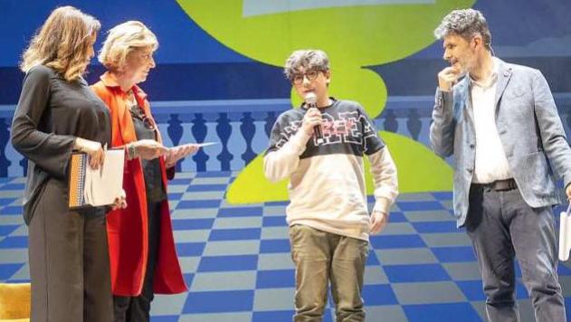 Samuele Palumbo, vincitore del nostro concorso, premiato sul palco del Festival (foto Stefanini/Silvi)