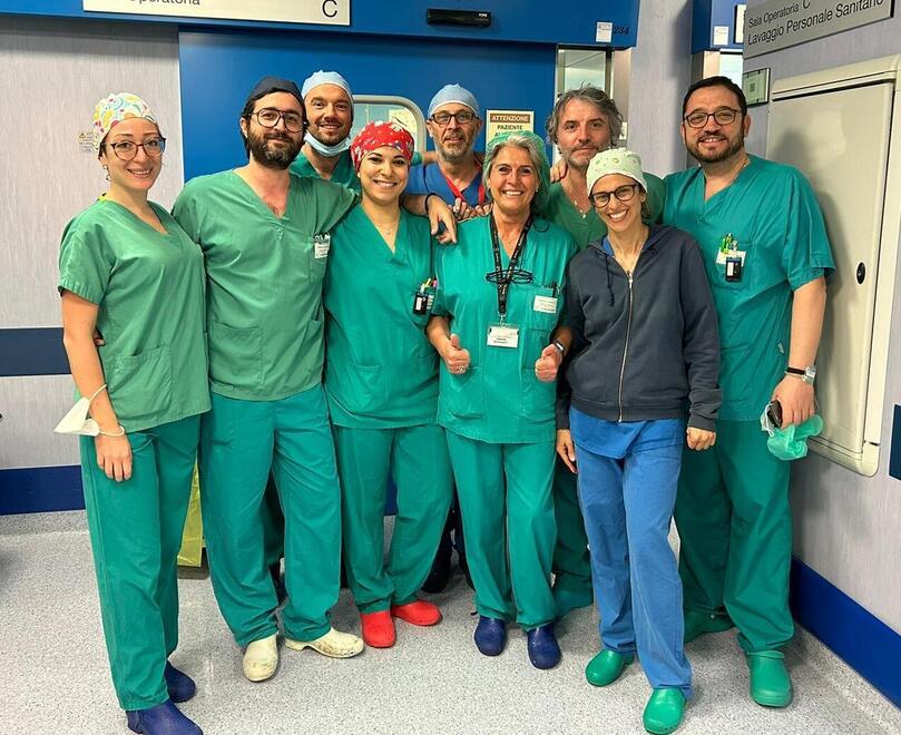 Nella foto a destra l’équipe che ha eseguito l’intervento che permette di ridurre i tempi dell’anestesia