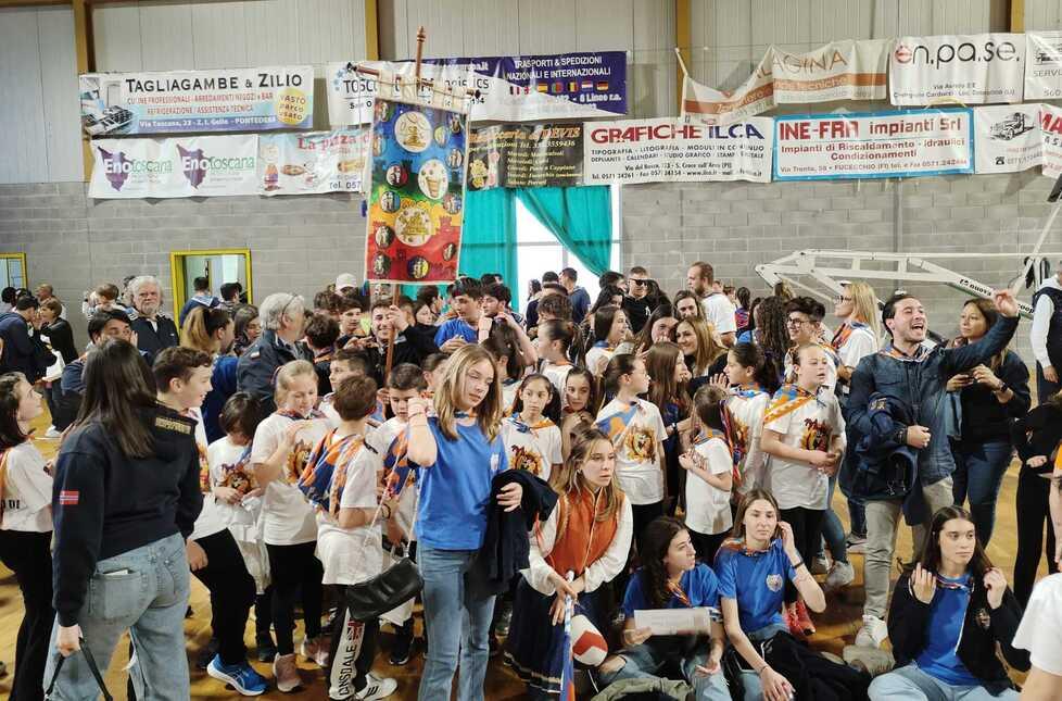 L’esultanza dei baby contradaioli di San Pierino per il trionfo nel “Palio in Gioco” al palazzetto dello sport di Fucecchio