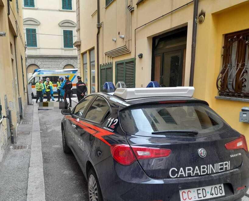 La pattuglia dei carabinieri e i sanitari della automedica e della Misericordia ieri pomeriggio in via Zara