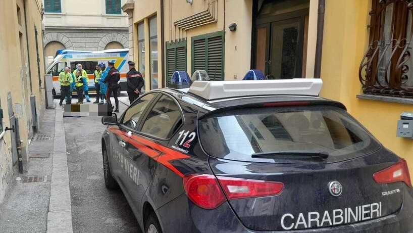 La pattuglia dei carabinieri e i sanitari della automedica e della Misericordia ieri pomeriggio in via Zara