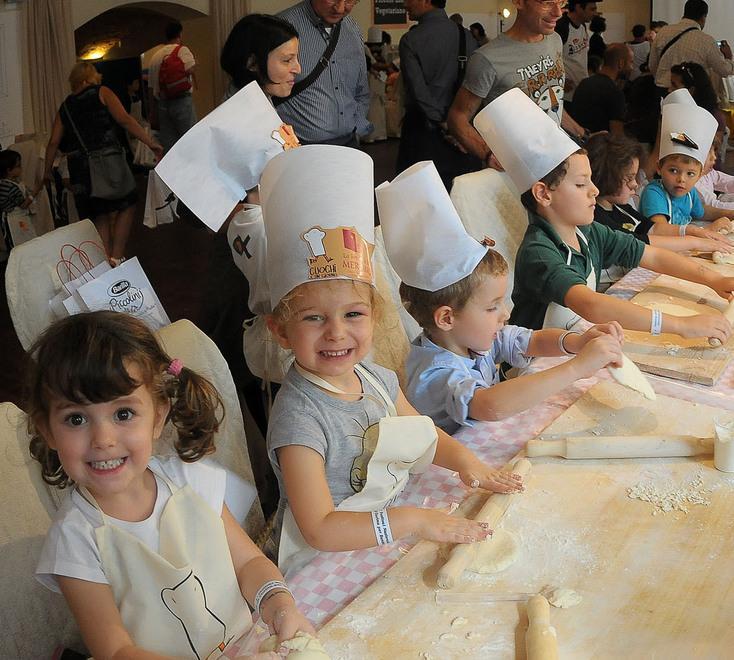 Bambini a scuola di cucina con i grandi chef 