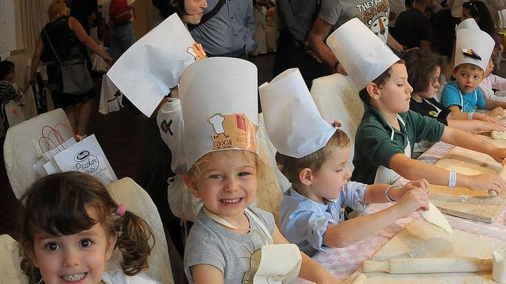Bambini a scuola di cucina con i grandi chef