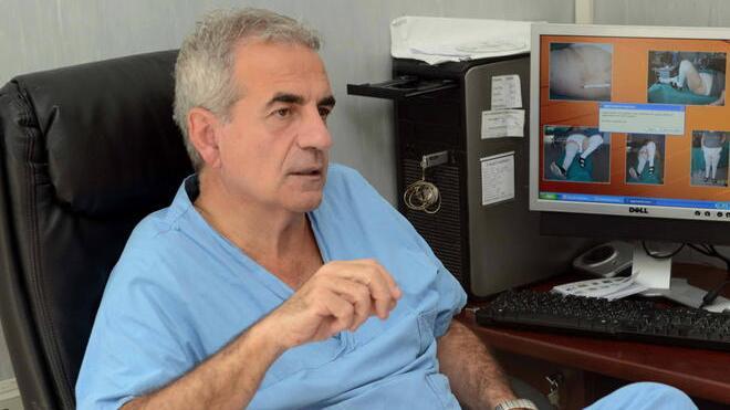 Primario pioniere delle protesi lascia l’ospedale di Pontedera: «Ma seguirò i miei “ragazzi” da vicino»