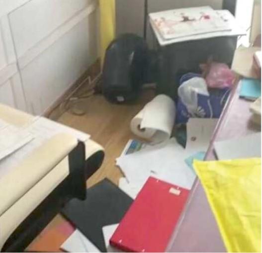 
	Una delle stanze del Centro studi danza in via Anita Garibaldi messa a soqquadro dai ladri vandali

