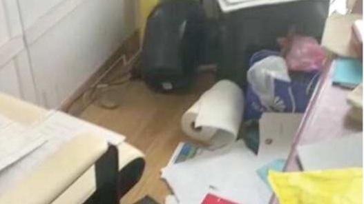 Una delle stanze del Centro studi danza in via Anita Garibaldi messa a soqquadro dai ladri vandali