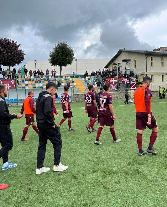 I giocatori del Livorno escono dallo stadio della Pianese dopo l’eliminazione nella semifinale playoff