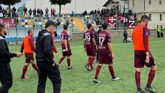 I giocatori del Livorno escono dallo stadio della Pianese dopo l’eliminazione nella semifinale playoff