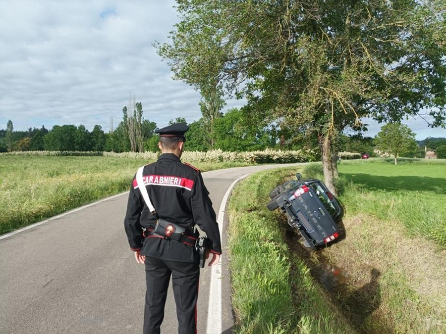 Auto nel fossato a Botteghe: indagano i carabinieri