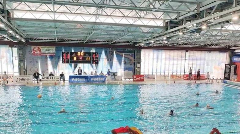 Una delle immagini della sfida che si è disputata nella piscina della squadra di casa