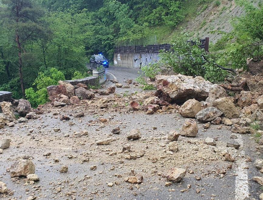 Il terreno frana per il maltempo, chiusa la provinciale 7 a Baiso
