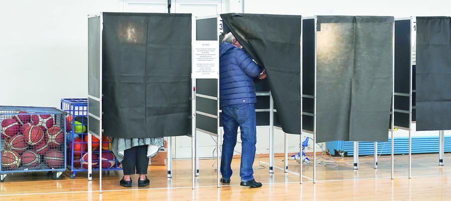 L’affluenza precipita ancora, alle 23 si ferma (di media) al 43,89%