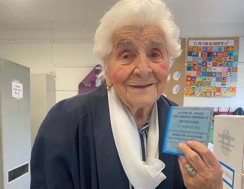 Nonna Rosa al seggio a 100 anni «Spero di poter votare ancora»