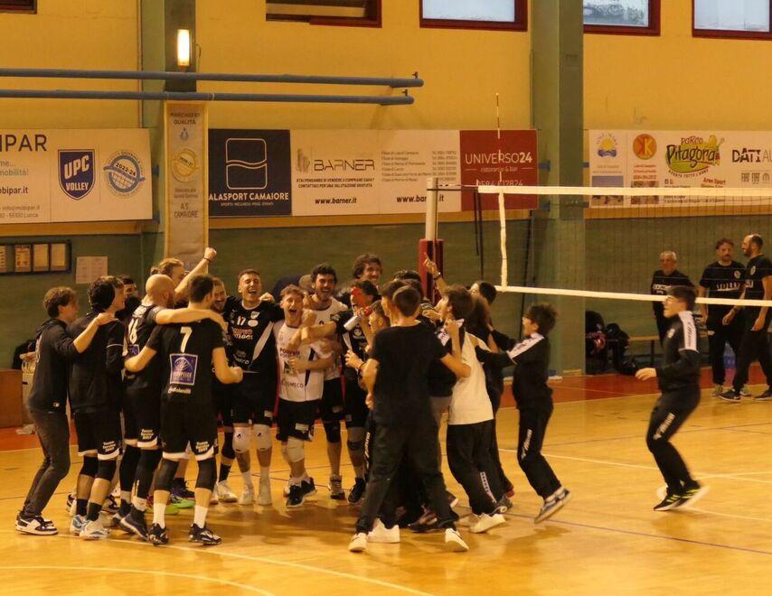 L’esultanza dei giocatori dell’Unione Pallavolo Camaiorese (Foto Paglianti)