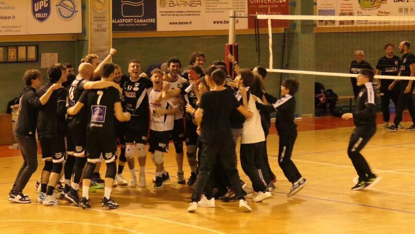 L’esultanza dei giocatori dell’Unione Pallavolo Camaiorese (Foto Paglianti)