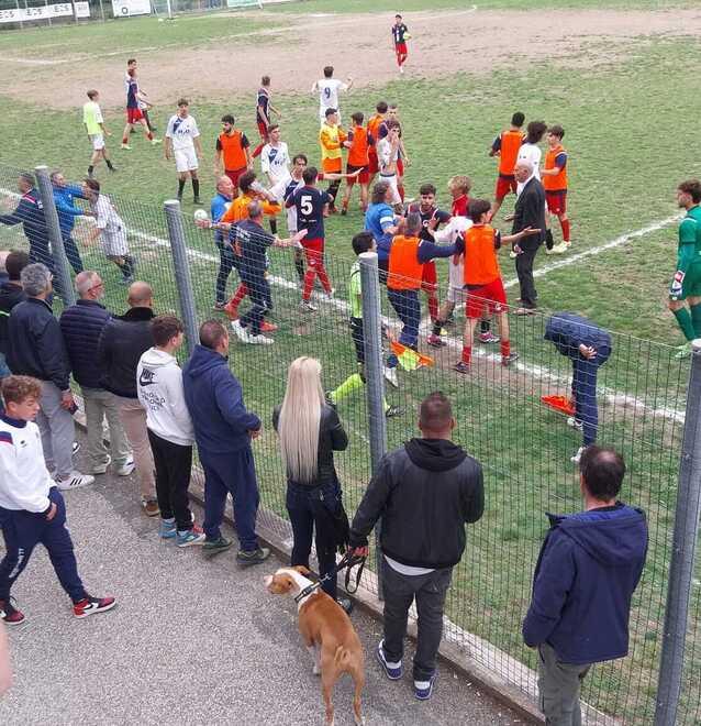 Un momento del el parapiglia scoppiato dopo il gol decisivo del Cecina nella finale con il Portuale (foto di Veronica Quagli)