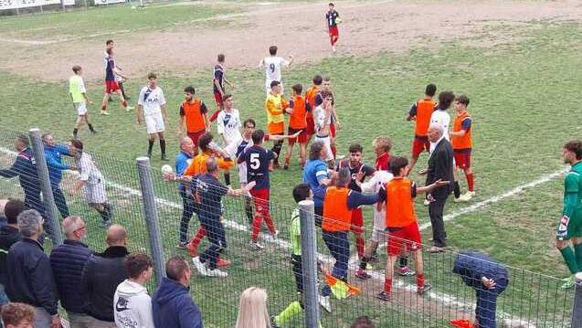 Un momento del el parapiglia scoppiato dopo il gol decisivo del Cecina nella finale con il Portuale (foto di Veronica Quagli)