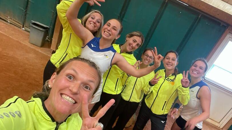 Il selfie di squadra delle giocatrici dell’Atp Piombino dopo la vittoria contro il Ct Firenze