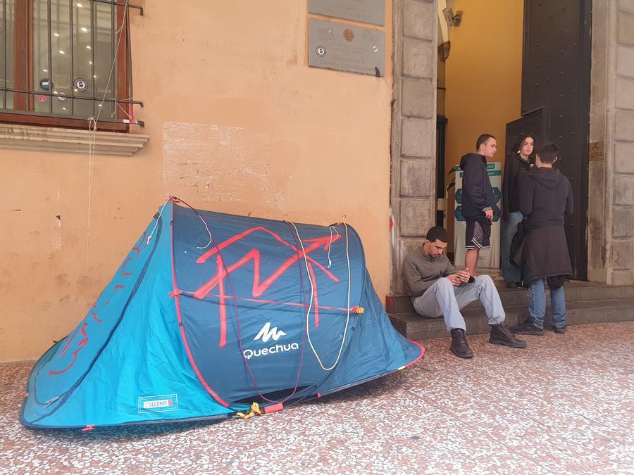 I giovani in tenda e l’assenza di politiche culturali