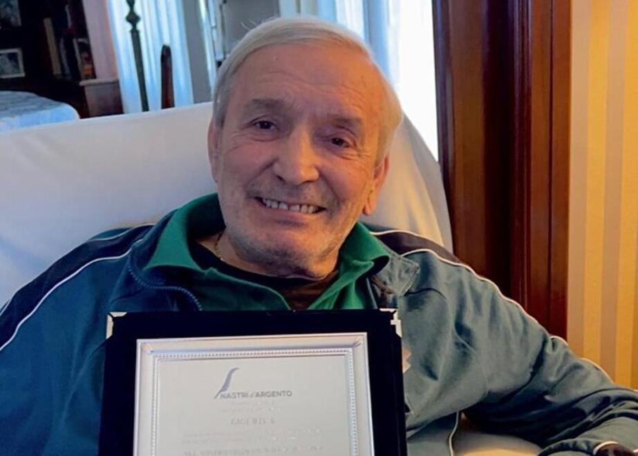 Gigi Riva con la targa  che gli è stata attribuita dai critici cinematografici italiani