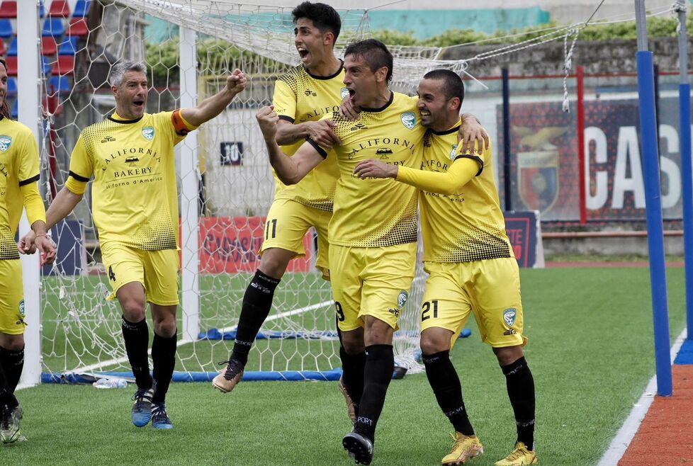 L'esultanza degli smeraldini dopo un gol: la bella gara non è bastata a superare i campani