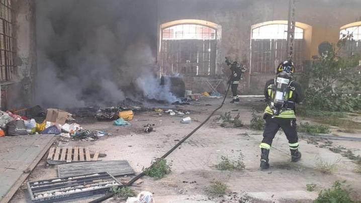 I vigili del fuoco impegnati a domare le fiamme