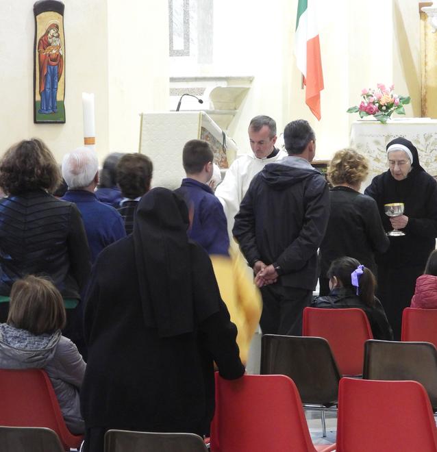 La comunità plaude a padre Paolo: "È un esempio di coraggio"