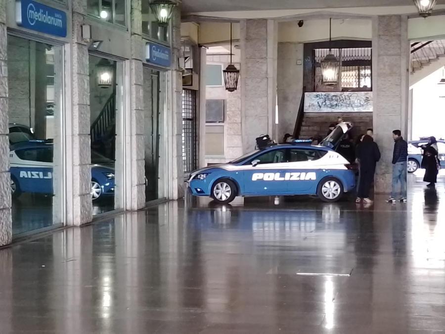 
	Volanti della polizia in piazza Grande (foto d'archivio)

