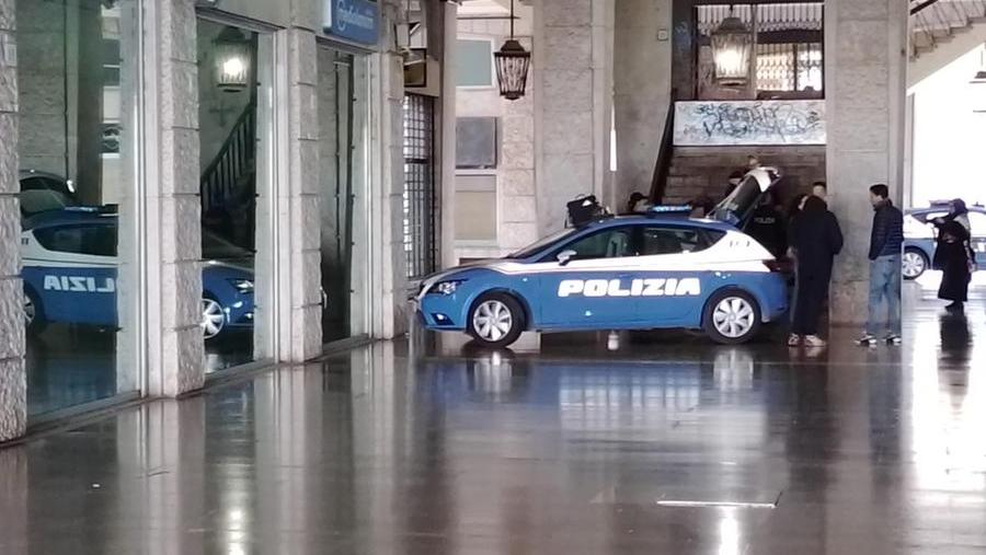 Volanti della polizia in piazza Grande (foto d'archivio)