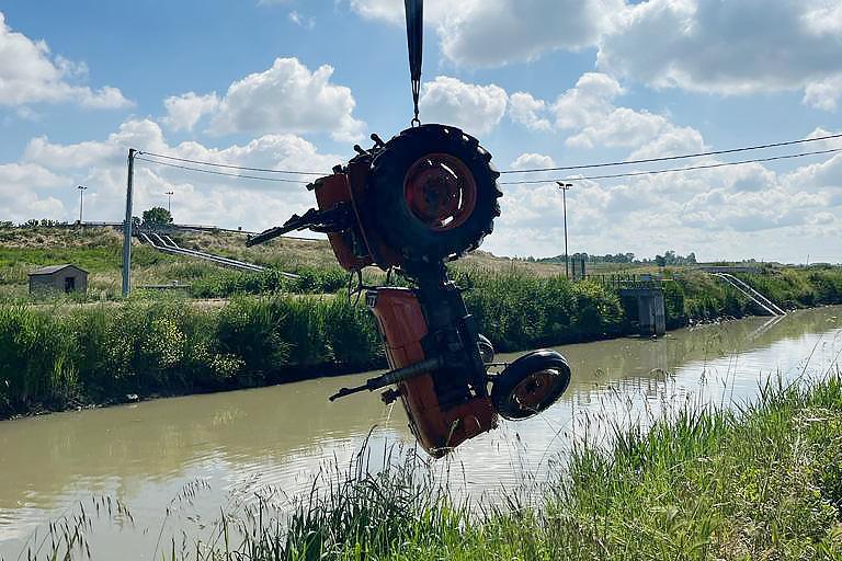 Trattore nel canale, allarme a Massenzatica