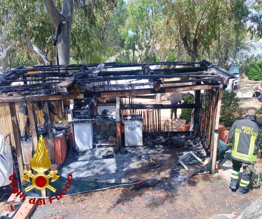Paura in un camping di Palau, in fiamme un pergolato