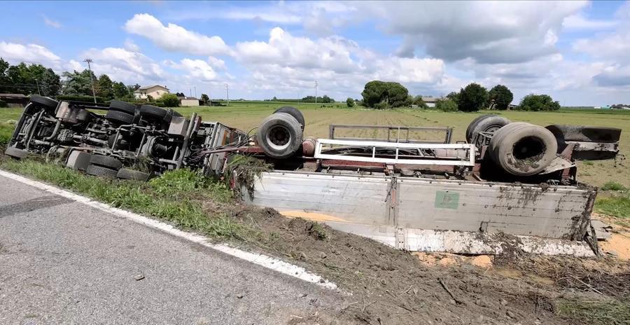Boccaleone. Camion si rovescia fuori strada e perde tutto il carico di mais