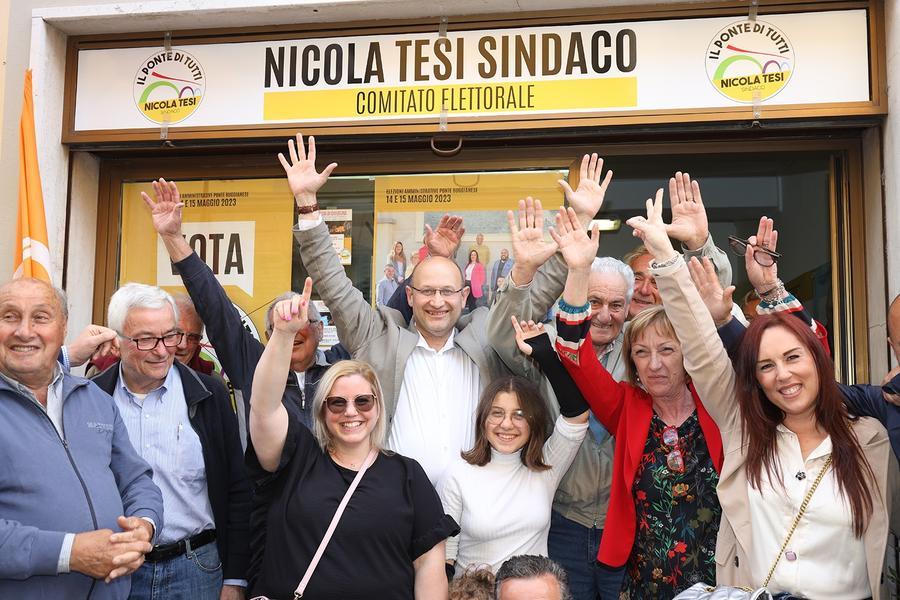 
	L'esultanza di Nicola Tesi con i sostenitori al comitato elettorale

